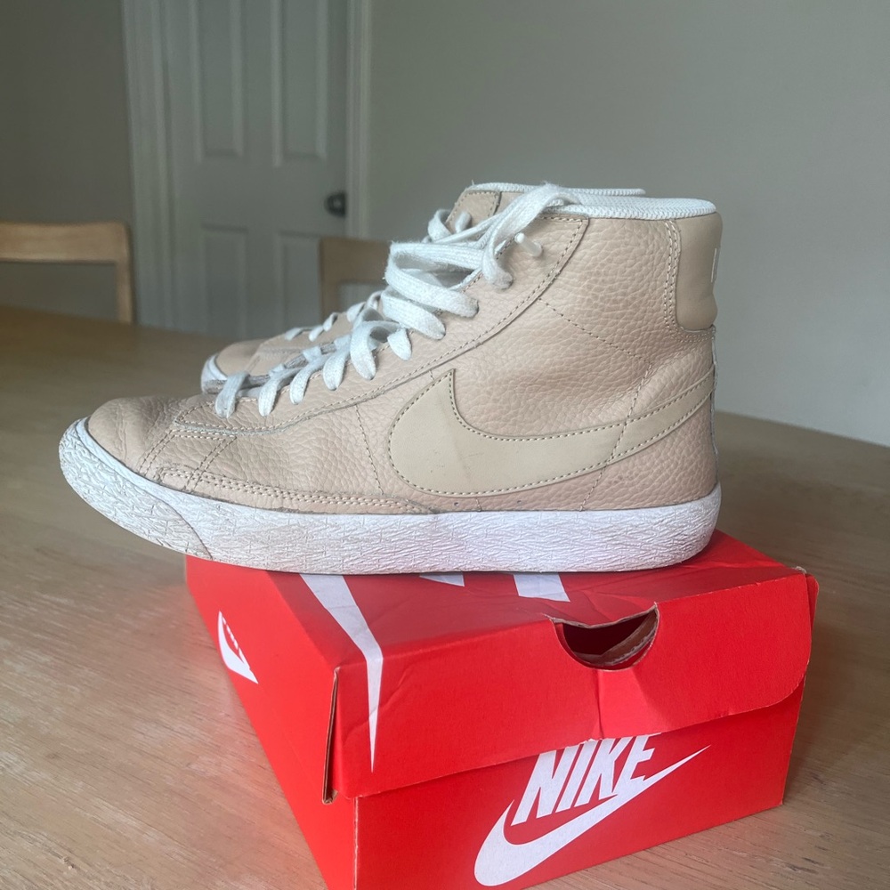 Nike High-Top Sneakers in Beige and White - Picture 3 of 4